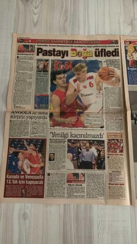 FOTOMAÇ SPOR GAZETESİ - TURKISH NEWSPAPER - DOĞUM GÜNÜ HEDİYESİ  - EKSİKSİZ TAM TAKIM GAZETE -3 EYLÜL 2002 SALI  WASHINGTON - WERNER LORANT - OĞUZ ÇETİN - AZİZ YILDIRIM - HAKAN ÜNSAL - CHRISTIAN CORREA DIONISIO - FELİPE - ARİF ERDEM - ÜMİT KARAN - BALİÇ - PINTO - PASCAL NOUMA - DANIEL PANCU - TAYFUR HAVUTÇU - OSCAR CORDOBA - SERGEN YALÇIN - AHMET DURSUN - AHMET YILDIRIM - MİRCEA LUCESCU - TROND SOLLIED - RUNE LANGE - MENDOZA - YAŞAR YALÇIN - HAYDAR PINARCI - SÜLEYMAN GÜLTEKİN  FOTOMAÇ BRUGGE KAMPINDA (SOLLIED: “GALATASARAY BARCELONA’DAN DAHA GÜÇLÜ”) - WASHINGTON: “DAHA ÇOK ATACAĞIM” (DENİZLİSPOR’A 3 GOL, FENERBAHÇE’Yİ HAYATA DÖNDÜRDÜ) - LORANT KURTULDU (DENİZLİ GALİBİYETİYLE YÖNETİM RAHATLADI) - FENERBAHÇE’DE MORAL TAZELENDİ (CAMİA ZOR GÜNLERE DAHA GÜVENLE BAKIYOR) - 12 DEV ADAM İSPANYA’YA YENİLDİ (87-64, ÇEYREK FİNAL UMUTLARI MUCİZELERE KALDI) - BESİKTAŞ’TA LUCESCU’DAN SÜRPRİZ (FUTBOLCULARA 3 GÜN İZİN, SONRA YOĞUN ANTRENMAN) - PASCAL NOUMA: “ASLINDA BEBEK GİBİYİM” (DERGİYE RÖPORTAJ, T
