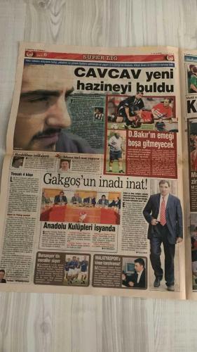 FOTOMAÇ SPOR GAZETESİ - TURKISH NEWSPAPER - DOĞUM GÜNÜ HEDİYESİ  - EKSİKSİZ TAM TAKIM GAZETE -4 EYLÜL 2002 ÇARŞAMBA  ARİF ERDEM - MONDRAGON - PASCAL NOUMA - WERNER LORANT - OĞUZ ÇETİN - AZİZ YILDIRIM - HAKAN ÜNSAL - CHRISTIAN CORREA DIONISIO - FELİPE - ÜMİT KARAN - BALİÇ - PINTO - SERGEN YALÇIN - TAYFUR HAVUTÇU - OSCAR CORDOBA - AHMET DURSUN - AHMET YILDIRIM - MİRCEA LUCESCU - ŞENOL GÜNEŞ - HÜSNÜ ÇİL - YAŞAR YALÇIN - SÜLEYMAN GÜLTEKİN  ARİF’TEN ÇARPICI AÇIKLAMALAR (“CUMA NAMAZINA GİDİYORUZ DİYE TARİKATÇI DAMGASI YİYORUZ, İNANMAK SUÇ MU?”) - GALATASARAY’DA REKABET (CHRISTIAN’İN GELİŞİYLE FORVETTE YARIŞ, ARİF: “BEN HER ZAMAN ÇALIŞIRIM”) - ARİF: “REAL SOCIEDAD’A GİTMEK BÜYÜK HATAYDI” - FENERBAHÇE’NİN UEFA KUPASI RAKİBİ AIK SOLNA (DEPLASMANDA GÜÇLÜ, OĞUZ ÇETİN: “KÜÇÜMSERSEK YANARIZ”) - FENERBAHÇE’DE MORAL (DENİZLİ GALİBİYETİYLE LORANT VE WASHINGTON RAHATLADI) - 12 DEV ADAM ANGOLA’YI EZDİ (ÇEYREK FİNAL UMUDU SÜRÜYOR, BUGÜN YUGOSLAVYA MAÇI) - ŞENOL GÜNEŞ: “SLOVAKYA’YI YENEREK HEDEFİ BÜYÜTMEL