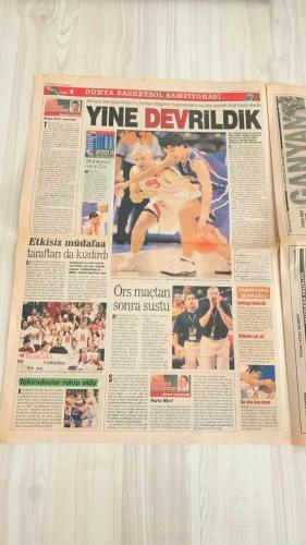 FOTOMAÇ SPOR GAZETESİ - TURKISH NEWSPAPER - DOĞUM GÜNÜ HEDİYESİ  - EKSİKSİZ TAM TAKIM GAZETE -5 EYLÜL 2002 PERŞEMBE  ARİF ERDEM - MONDRAGON - PASCAL NOUMA - WERNER LORANT - OĞUZ ÇETİN - AZİZ YILDIRIM - HAKAN ÜNSAL - CHRISTIAN CORREA DIONISIO - FELİPE - ÜMİT KARAN - BALİÇ - PINTO - SERGEN YALÇIN - TAYFUR HAVUTÇU - OSCAR CORDOBA - AHMET DURSUN - AHMET YILDIRIM - MİRCEA LUCESCU - ŞENOL GÜNEŞ - HÜSNÜ ÇİL - HASAN ŞAŞ - RONALDO - EMRE BELÖZOĞLU - OKAN BURUK - VAHAP HACIOĞLU - SÜLEYMAN GÜLTEKİN  AZİZ YILDIRIM: “BU TAKIMA GÜVENİM TAM” (ELEŞTİRİLERE YANIT, LİG VE AVRUPA’DA PATLAMA BEKLİYORUZ) - 12 DEV ADAM YUGOSLAVYA’YA YENİLDİ (ÇEYREK FİNAL HAYALİ BİTTİ, EN İYİ İHTİMAL 9.LUK) - ŞENOL GÜNEŞ: “PARA İÇİN MİLLİ TAKIMI BIRAKMAM” - SÜREYYA AYHAN’IN BİLİNMEYEN YÖNÜ (GAZİANTEP BELEDİYESİ’NDE TEMİZLİKÇİ KADROSUNDA) - HASAN ŞAŞ TEHLİKEDE (SLOVAKYA MAÇINDA OYNARSA ‘SAKAT DEĞİLDİ’, OYNAMAZSA ‘KAÇTI’ DAMGASI) - TERİM: “İTALYA’YA DÖNMEK HOŞUMA GİDER” - GALATASARAY’DA KALEDE REKABET (MONDRAGON, MEHMET, KALEF