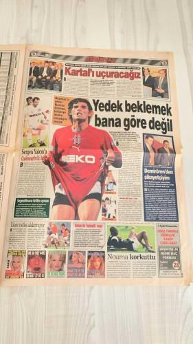 FOTOMAÇ SPOR GAZETESİ - TURKISH NEWSPAPER - DOĞUM GÜNÜ HEDİYESİ  - EKSİKSİZ TAM TAKIM GAZETE -5 EYLÜL 2002 PERŞEMBE  ARİF ERDEM - MONDRAGON - PASCAL NOUMA - WERNER LORANT - OĞUZ ÇETİN - AZİZ YILDIRIM - HAKAN ÜNSAL - CHRISTIAN CORREA DIONISIO - FELİPE - ÜMİT KARAN - BALİÇ - PINTO - SERGEN YALÇIN - TAYFUR HAVUTÇU - OSCAR CORDOBA - AHMET DURSUN - AHMET YILDIRIM - MİRCEA LUCESCU - ŞENOL GÜNEŞ - HÜSNÜ ÇİL - HASAN ŞAŞ - RONALDO - EMRE BELÖZOĞLU - OKAN BURUK - VAHAP HACIOĞLU - SÜLEYMAN GÜLTEKİN  AZİZ YILDIRIM: “BU TAKIMA GÜVENİM TAM” (ELEŞTİRİLERE YANIT, LİG VE AVRUPA’DA PATLAMA BEKLİYORUZ) - 12 DEV ADAM YUGOSLAVYA’YA YENİLDİ (ÇEYREK FİNAL HAYALİ BİTTİ, EN İYİ İHTİMAL 9.LUK) - ŞENOL GÜNEŞ: “PARA İÇİN MİLLİ TAKIMI BIRAKMAM” - SÜREYYA AYHAN’IN BİLİNMEYEN YÖNÜ (GAZİANTEP BELEDİYESİ’NDE TEMİZLİKÇİ KADROSUNDA) - HASAN ŞAŞ TEHLİKEDE (SLOVAKYA MAÇINDA OYNARSA ‘SAKAT DEĞİLDİ’, OYNAMAZSA ‘KAÇTI’ DAMGASI) - TERİM: “İTALYA’YA DÖNMEK HOŞUMA GİDER” - GALATASARAY’DA KALEDE REKABET (MONDRAGON, MEHMET, KALEF