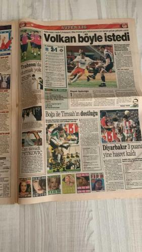 FOTOMAÇ SPOR GAZETESİ - TURKISH NEWSPAPER - DOĞUM GÜNÜ HEDİYESİ  - EKSİKSİZ TAM TAKIM GAZETE -16 EYLÜL 2002 PAZARTESİ  AZİZ YILDIRIM - WERNER LORANT - OĞUZ ÇETİN - SERGEN YALÇIN - PASCAL NOUMA - OSCAR CORDOBA - AMARAL - AHMET DURSUN - AHMET YILDIRIM - MİRCEA LUCESCU - HASAN ŞAŞ - BERKANT GÖKTAN - BÜLENT KORKMAZ - ERGÜN PENBE - YAŞAR YALÇIN - SÜLEYMAN GÜLTEKİN - VAHAP HACIOĞLU - HAYDAR PINARCI - MUSTAFA YALÇIN  AZİZ YILDIRIM’IN İNADI (LORANT’I ISRARLA TUTUYOR, CAMİADA “İSTİFA” SESLERİ YÜKSELİYOR) - FENERBAHÇE’DE KRİZ (MALATYA MAĞLUBİYETİ SONRASI LORANT: “UYUYUP DÜŞÜNECEĞİM, İSTİFA AKLIMDA”) - YÖNETİMİN DESTEĞİ (HAKAN BİLAL KUTLUALP: “ARKANDAYIZ” MESAJI, LORANT SON ŞANSINI SOLNA MAÇINDA KULLANACAK) - BEŞİKTAŞ-GÖZTEPE 2-2 (AHMET DURSUN VE SERGEN’İN GOLLERİNE ERCAN VE ZAFER KARŞILIK VERDİ, LUCESCU: “SORUN SAVUNMADA”) - GALATASARAY’DA TERİM ESTİ GÜRLEDİ (LOKOMOTİV MAÇI ÖNCESİ OYUNCULARA SERT UYARI, AYHAN VE ÜMİT’E FIRÇA) - BERKAY PENBE’DEN TERİM’E SÖZ (“ISPANAK YİYECEĞİM” DİYALOĞU, ANTRENMA