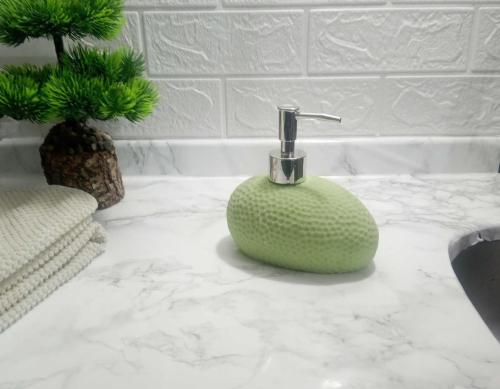 SIVI SABUNLUK YEŞİL PETEK DESENLİ POLİRESİN 14x8x14cm 400ml BANYO SETİ