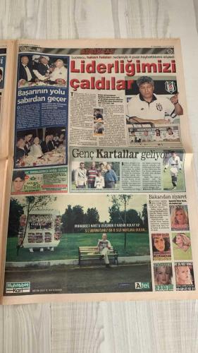 FOTOMAÇ SPOR GAZETESİ - TURKISH NEWSPAPER - DOĞUM GÜNÜ HEDİYESİ  - EKSİKSİZ TAM TAKIM GAZETE -19 EYLÜL 2002 PERŞEMBE  FATİH TERİM - WERNER LORANT - OĞUZ ÇETİN - AZİZ YILDIRIM - ORTEGA - WASHINGTON - YUSUF ŞİMŞEK - CEYHUN - RAPAIC - ABDULLAH - OKTAY DERELİOĞLU - SERGEN YALÇIN - PASCAL NOUMA - OSCAR CORDOBA - AMARAL - AHMET DURSUN - AHMET YILDIRIM - MİRCEA LUCESCU - BÜLENT KORKMAZ - ERGÜN PENBE - HASAN ŞAŞ - BERKANT GÖKTAN - ATİLLA KIYAT - YAŞAR YALÇIN - SÜLEYMAN GÜLTEKİN - ÖMER ÇAVUŞOĞLU  GALATASARAY-LOKOMOTİV MOSKOVA 2-0 (SARR VE ARİF’İN GOLLERİYLE DEPLASMANDA BÜYÜK AVANTAJ, İKİ ŞUT DİREKTEN DÖNDÜ) - GALATASARAY ŞAMPİYONLAR LİGİ’NDE LİDER (GRUPTA İLK MAÇTA 3 PUAN) - FENERBAHÇE’DE LORANT KRİZİ (ABDULLAH, YUSUF, RAPAİÇ VE OKTAY’I PAF TAKIMA GÖNDERMEK İSTEDİ, AZİZ YILDIRIM ENGEL OLDU) - FENERBAHÇE SOLNA MAÇINA KENETLENDİ (FUTBOLCULAR: “BAŞIMIZ DİK DÖNECEĞİZ”) - ORTEGA: “UEFA MAÇINDA ELİMDEN GELENİ YAPACAĞIM” - ATİLLA KIYAT: “YANINDA OLMAYANLAR UNUTULMAYACAK” - OĞUZ ÇETİN’E TRİBÜNLERDEN “İ