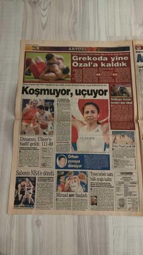FOTOMAÇ SPOR GAZETESİ - TURKISH NEWSPAPER - DOĞUM GÜNÜ HEDİYESİ  - EKSİKSİZ TAM TAKIM GAZETE -22 EYLÜL 2002 PAZAR  SÜREYYA AYHAN - FATİH TERİM - LOUIS VAN GAAL - LUIS ENRIQUE - SAVIOLA - RIQUELME - KLUIVERT - SERGEN YALÇIN - PASCAL NOUMA - OSCAR CORDOBA - AMARAL - AHMET DURSUN - AHMET YILDIRIM - MİRCEA LUCESCU - BÜLENT KORKMAZ - ERGÜN PENBE - HASAN ŞAŞ - BERKANT GÖKTAN - VAHAP HACIOĞLU - HASAN SAYDAM - COŞKUN ÇELİK - SİNAN ENGİN  SÜREYYA AYHAN AVRUPA’DA TARİH YAZDI (DÜNYA KUPASI YARIŞLARINDA 1500 METREDE BİRİNCİLİK, 30 BİN DOLAR ÖDÜL) - GALATASARAY’IN MOSKOVA GALİBİYETİ İSPANYA’DA PANİK YARATTI (BARCELONA TEKNİK DİREKTÖRÜ VAN GAAL: “ALİ SAMİ YEN’DEN BİR PUAN YETER”) - LUIS ENRIQUE: “GALATASARAY’A ŞAKA YAPILMAZ” - BARCELONA’DA YILDIZLAR (SAVIOLA, RIQUELME, KLUIVERT) AMA G.SARAY’DAN ÇEKİNİYORLAR - BEŞİKTAŞ-TRABZONSPOR MAÇI İNÖNÜ’DE (KUDDUSİ MÜFTÜOĞLU YÖNETECEK, SİNAN ENGİN: “SARAJEVO MAÇI SONRASI MORAL BULMALIYIZ”) - BEŞİKTAŞ’TA KRİZ DONDURULDU (SERDAR BİLGİLİ’DEN LUCESCU’YA MESAJ: “PUAN