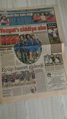 FOTOMAÇ SPOR GAZETESİ - TURKISH NEWSPAPER - DOĞUM GÜNÜ HEDİYESİ  - EKSİKSİZ TAM TAKIM GAZETE -26 EYLÜL 2002 PERŞEMBE  FATİH TERİM - WERNER LORANT - OĞUZ ÇETİN - AZİZ YILDIRIM - ORTEGA - WASHINGTON - YUSUF ŞİMŞEK - CEYHUN - RAPAIC - ABDULLAH - OKTAY DERELİOĞLU - SERGEN YALÇIN - PASCAL NOUMA - OSCAR CORDOBA - AMARAL - AHMET DURSUN - AHMET YILDIRIM - MİRCEA LUCESCU - ÜMİT DAVALA - BÜLENT KORKMAZ - ERGÜN PENBE - HASAN ŞAŞ - BERKANT GÖKTAN - İLHAN MANSIZ - VAHAP HACIOĞLU - SÜLEYMAN GÜLTEKİN - HALDUN DOMAÇ - YILDIRIM ÜNVERDİ - OSMAN ASLAN  GALATASARAY-BARCELONA SONRASI TERİM ÇOK SERT (YILDIZLARI KESİYOR, İSTANBULSPOR MAÇINDA FARKLI KADRO) - TERİM: “TESLİMİYETÇİ RUH YOK, EN İYİ SAVUNMA HÜCUMDUR” - ÜMİT DAVALA ORTA SAHADA, SARR SAĞ KANATTA - BARCELONA’DA RİQUELME YOK (SAKATLIK, İSTANBUL’A GETİRİLMEDİ) - VAN GAAL: “GALATASARAY GRUBUN EN FORMDA TAKIMI” - KLUIVERT: “BU MAÇ ERKEN FİNAL, KAZANAN TURU GARANTİLER” - BEŞİKTAŞ’TA JAPON HAYRANLIĞI (İLHAN MANSIZ ANTRENMANDA JAPON KIZLARIN İLGİSİ) - BEŞİK