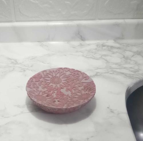 SABUNLUK PEMBE ÖRGÜ MODEL POLİRESİN 13x13x2cm BANYO SETİ