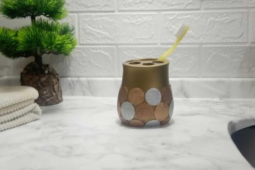 DİŞ FIRÇALIK ALTIN PUANLI POLİRESİN 9X9X10CM BANYO SETİ