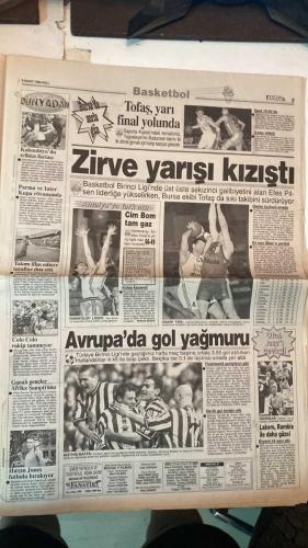 FANATİK SPOR GAZETESİ - TURKISH NEWSPAPER - DOĞUM GÜNÜ HEDİYESİ  - EKSİKSİZ TAM TAKIM GAZETE - 9 MART 1999 - SAYI: 1206 - MEHMET GENÇ - ENGİN VEREL - YUSUF DURSUN - RAHMAN SAĞIROĞLU - CÜNEYT KARAKAYA - NECİL ÜLGEN - GERÇEK SPOR GAZETESİ - FANATİK - BU VATAN HEPİMİZİN - FELDKAMP ARTIK BEŞİKTAŞLI - KALLI 15 MART’TA GELİYOR - YAMAN: İKİNCİ ADAM OLAMAM - FENER KENDİNİ VAKTİ - VOLEYBOLDA AVRUPA SINAVI - MOLDOVA MAÇININ HAKEMİ BELLİ OLDU - LÖW RAKİBE KARŞI ÖNLEM ALAMIYOR - EMRE-OKAN ASLAN’A YAN BAKAN - CİM BOM VE YAKTI - DERBİ KANA BULANIYORDU - TOFAŞ TRABZON GÖZÜNÜ KANARYA’YA DİKTİ - PLAY-OFF’TA AMANSIZ YARIŞ - MAÇA KONSANTRE DEĞİLDİ - EZELİ REKABETİ ANLAMAK - TEPİMİ HAKLI ÇIKARDI - HAKAN ŞÜKÜR UTANDIRMADI - MARKAJ KISKACINI BOZDUK - LÖW HAKAN’I GÖKLERE ÇIKARDI - ASLAN GÖBEKTEN VURDU - LİDER GİBİ OYNAYIN - HEDEF 3. ŞAMPİYONLUK - GERÇEK PROFESYONEL TAFFAREL - SÜREN: DUR, DAHA BİTMEDİ - CENAZEDEN ZAFERE HAGİ - ŞİMDİ HEDEF KUPA - TRABZONSPOR - GALATASARAY - FENERBAHÇE - BEŞİKTAŞ - KOCAELİSPOR