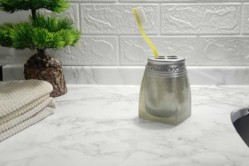 DİŞ FIRÇALIK KRİSTAL TAŞLI GÜMÜŞ POLİRESİN 7X7X10CM BANYO SETİ