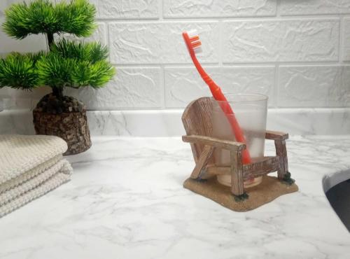 DİŞ FIRÇALIK VE MACUNLUK SANDALYE POLİRESİN 13X11X10CM 200ML BANYO SETİ