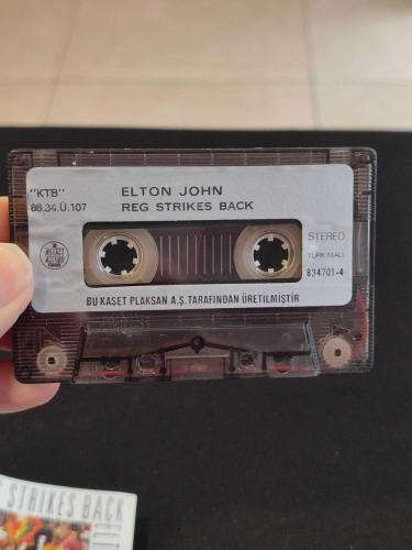 ELTON JOHN / REG STRIKES BACK / KASET