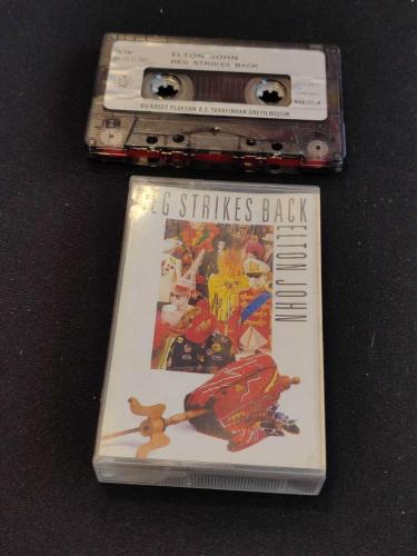 ELTON JOHN / REG STRIKES BACK / KASET