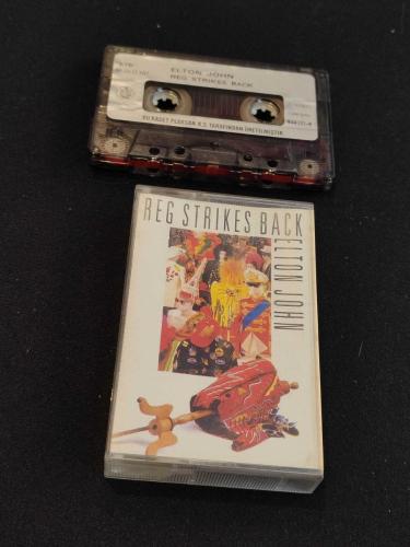 ELTON JOHN / REG STRIKES BACK / KASET