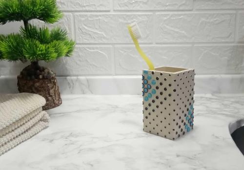 DİŞ FIRÇALIK VE MACUNLUK PUANLI POLİRESİN 6X6X10CM 200ML BANYO SETİ