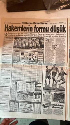 FANATİK SPOR GAZETESİ - TURKISH NEWSPAPER - DOĞUM GÜNÜ HEDİYESİ  - EKSİKSİZ TAM TAKIM GAZETE - 23 MART 1999 - SAYI: 1220 - MURAT AKBAŞ - YUSUF DURSUN - MEHMET GENÇ - RAHMAN SAĞIROĞLU - CÜNEYT KARAKAYA - OĞUZ DİZER - CENGİZ KAPTAN - GERÇEK SPOR GAZETESİ - FANATİK - BU VATAN HEPİMİZİN - BALİÇ SAKAT: BEŞİKTAŞ DERBİSİNDE ZOR - KALLİ’NİN UĞURU: SİYAH EŞOFMAN VE YUMRUK ŞOV - SCHUMACHER’İN BAŞI DERTTE - NATO HAREKÂTI MAÇI ERTELEYEBİLİR - TRABZONSPOR: BEĞENDİREMEDİK ELEŞTİRİSİ - EFES KAUNAS ÖNÜNDE - TERİM’İN EN BÜYÜK AŞKI: BABASI - GALATASARAY EVİNDE PUAN KAYBEDİYOR - LİGİN DİBİNDE AMANSIZ MÜCADELE - PLAY-OFF HEYECANI - FELDKAMP: İYİ GÜNLER BEKLİYOR - TOSHACK GEREMİ’Yİ REAL MADRİD’E İSTİYOR - TERİM: BAŞARI EKİP ÜRÜNÜDÜR - HAKAN ŞÜKÜR: İTALYA DEFTERİNİ KAPATTIM - YOLALAN’A BASKI - HASAN ŞAŞ PFDK’DA - AŞKIN’IN DAVASI 6 MAYIS’A ERTELENDİ - ADNAN POLAT’TAN VIP DAVET - MEHMET CANSUN: TRANSFERDE TERİM’İN İŞARETİ BEKLENECEK - ASLAN’A BAHAR AŞISI - HAKAN ŞÜKÜR: MECBUR BIRAKILDIM JUVENTUS’A - FELDKAMP’