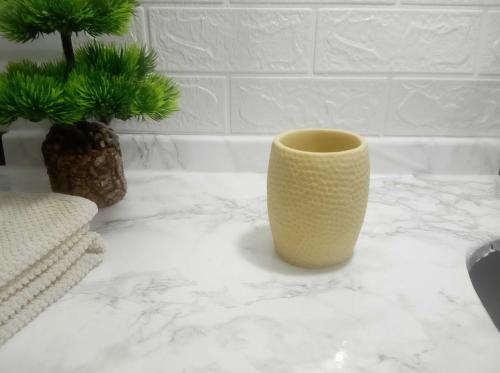 DİŞ FIRÇALIK,MACUNLUK SARI PETEK DESENLİ POLİRESİN 8X8X10CM 400ML BANYO SETİ