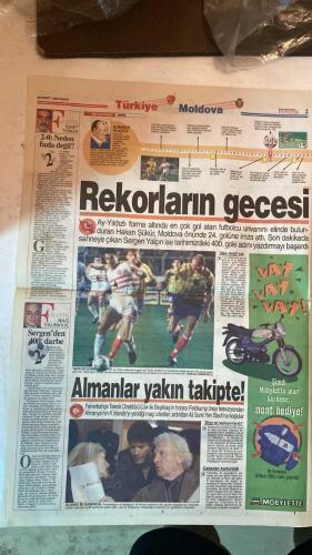 FANATİK SPOR GAZETESİ - TURKISH NEWSPAPER - DOĞUM GÜNÜ HEDİYESİ  - EKSİKSİZ TAM TAKIM GAZETE - 28 MART 1999 - SAYI: 1225 - MEHMET GENÇ - RAHMAN SAĞIROĞLU - YUSUF DURSUN - NECİL ÜLGEN - CÜNEYT KARAKAYA - İSMET TONGO - OSMAN TANBURACI - TEMEL ÖZALAK - NACİ YALINKILIÇ - DOĞAN BABACAN - METİN TÜKENMEZ - ULVİ GÜVENEROĞLU - ERTUĞRUL AKÇAYLI - GERÇEK SPOR GAZETESİ - FANATİK - BU VATAN HEPİMİZİN - MİLLİ TAKIM 2-0 MOLDOVA: ÇİFTE BAYRAM - HAKAN ŞÜKÜR’ÜN GOLÜ - SERGEN YALÇIN RESİTALİ - SERGEN’DEN 400. DARBE - İNANCIN ZAFERİ - ÖNEMLİ OLAN KAZANMAK - HAKAN ŞÜKÜR KLASİĞİ - BAYRAM TOPU HAKAN’DAN - SERGEN: GECENİN KAHRAMANI - FENER KARTAL’A KİLİTLENDİ - LÖW: DERBİYE MORAL YEMEĞİ - BALİÇ’İN FORMA GİYMESİ ZOR - RÜŞTÜ: DERBİDE TAKIMA GÜVENİM TAM - DIMAS PORTEKİZ’DE MÜKEMMEL OYNADI - BOLİÇ DÖNMEYE ÇALIŞIYOR - MUSTAFA DOĞAN: FORMDA DEĞİLİM - TRABZONSPOR - GALATASARAY - FENERBAHÇE - BEŞİKTAŞ - KOCAELİSPOR - ALTAY - ADANASPOR - KARABÜKSPOR - BURSASPOR - ANTALYASPOR - SAKARYASPOR - ERZURUMSPOR - GENÇLERBİRLİĞ