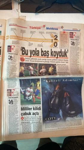 FANATİK SPOR GAZETESİ - TURKISH NEWSPAPER - DOĞUM GÜNÜ HEDİYESİ  - EKSİKSİZ TAM TAKIM GAZETE - 28 MART 1999 - SAYI: 1225 - MEHMET GENÇ - RAHMAN SAĞIROĞLU - YUSUF DURSUN - NECİL ÜLGEN - CÜNEYT KARAKAYA - İSMET TONGO - OSMAN TANBURACI - TEMEL ÖZALAK - NACİ YALINKILIÇ - DOĞAN BABACAN - METİN TÜKENMEZ - ULVİ GÜVENEROĞLU - ERTUĞRUL AKÇAYLI - GERÇEK SPOR GAZETESİ - FANATİK - BU VATAN HEPİMİZİN - MİLLİ TAKIM 2-0 MOLDOVA: ÇİFTE BAYRAM - HAKAN ŞÜKÜR’ÜN GOLÜ - SERGEN YALÇIN RESİTALİ - SERGEN’DEN 400. DARBE - İNANCIN ZAFERİ - ÖNEMLİ OLAN KAZANMAK - HAKAN ŞÜKÜR KLASİĞİ - BAYRAM TOPU HAKAN’DAN - SERGEN: GECENİN KAHRAMANI - FENER KARTAL’A KİLİTLENDİ - LÖW: DERBİYE MORAL YEMEĞİ - BALİÇ’İN FORMA GİYMESİ ZOR - RÜŞTÜ: DERBİDE TAKIMA GÜVENİM TAM - DIMAS PORTEKİZ’DE MÜKEMMEL OYNADI - BOLİÇ DÖNMEYE ÇALIŞIYOR - MUSTAFA DOĞAN: FORMDA DEĞİLİM - TRABZONSPOR - GALATASARAY - FENERBAHÇE - BEŞİKTAŞ - KOCAELİSPOR - ALTAY - ADANASPOR - KARABÜKSPOR - BURSASPOR - ANTALYASPOR - SAKARYASPOR - ERZURUMSPOR - GENÇLERBİRLİĞ