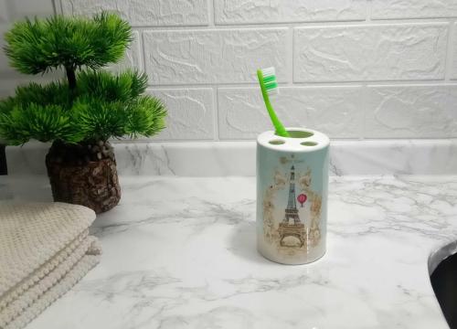 SERAMİK DİŞ FIRÇALIK ROMANTİK YEŞİL MODEL 7X7X11CM BANYO SETİ