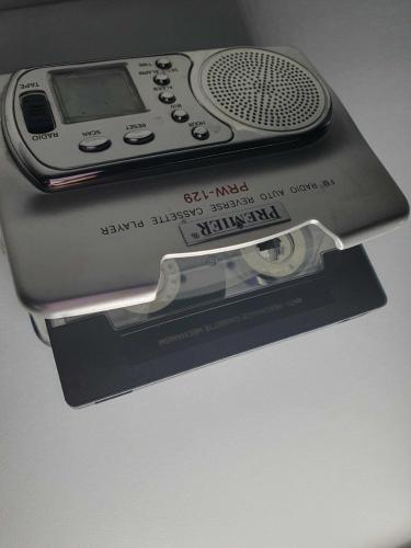 Walkman kaset çalar radyo çalışıyor.  Premier pırıl pırıl,