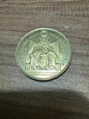 Koleksiyonluk Strasbourg Katedrali & Astronomik Saat Hatıra Madalyonu (34mm / 16g) Fransa’nın sembolik yapılarından Strasbourg Notre-Dame Katedrali adına basılmış, yüksek kondisyonda, resmi turistik hatıra madalyonu / koleksiyon jetonudur. Yaklaşık 15-20 yıllık (2000'li yılların başı) bu özel dönem serisi, koleksiyon değeri yüksek bir hatıra parçasıdır.  Çap: 34 mm  Ağırlık: 16 gram  Altın rengi pirinç/bakır alaşımı  Ön Yüz: 