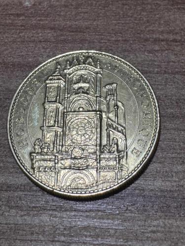 Koleksiyonluk Strasbourg Katedrali & Astronomik Saat Hatıra Madalyonu (34mm / 16g) Fransa’nın sembolik yapılarından Strasbourg Notre-Dame Katedrali adına basılmış, yüksek kondisyonda, resmi turistik hatıra madalyonu / koleksiyon jetonudur. Yaklaşık 15-20 yıllık (2000'li yılların başı) bu özel dönem serisi, koleksiyon değeri yüksek bir hatıra parçasıdır.  Çap: 34 mm  Ağırlık: 16 gram  Altın rengi pirinç/bakır alaşımı  Ön Yüz: 