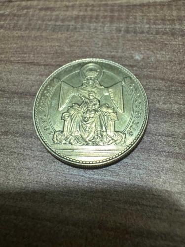Koleksiyonluk Strasbourg Katedrali & Astronomik Saat Hatıra Madalyonu (34mm / 16g) Fransa’nın sembolik yapılarından Strasbourg Notre-Dame Katedrali adına basılmış, yüksek kondisyonda, resmi turistik hatıra madalyonu / koleksiyon jetonudur. Yaklaşık 15-20 yıllık (2000'li yılların başı) bu özel dönem serisi, koleksiyon değeri yüksek bir hatıra parçasıdır.  Çap: 34 mm  Ağırlık: 16 gram  Altın rengi pirinç/bakır alaşımı  Ön Yüz: 