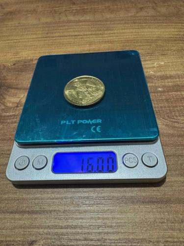 Koleksiyonluk Strasbourg Katedrali & Astronomik Saat Hatıra Madalyonu (34mm / 16g) Fransa’nın sembolik yapılarından Strasbourg Notre-Dame Katedrali adına basılmış, yüksek kondisyonda, resmi turistik hatıra madalyonu / koleksiyon jetonudur. Yaklaşık 15-20 yıllık (2000'li yılların başı) bu özel dönem serisi, koleksiyon değeri yüksek bir hatıra parçasıdır.  Çap: 34 mm  Ağırlık: 16 gram  Altın rengi pirinç/bakır alaşımı  Ön Yüz: 