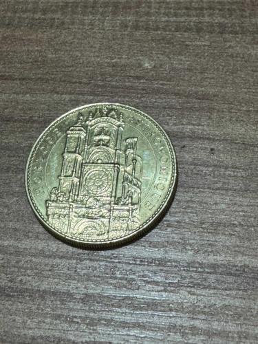 Koleksiyonluk Strasbourg Katedrali & Astronomik Saat Hatıra Madalyonu (34mm / 16g) Fransa’nın sembolik yapılarından Strasbourg Notre-Dame Katedrali adına basılmış, yüksek kondisyonda, resmi turistik hatıra madalyonu / koleksiyon jetonudur. Yaklaşık 15-20 yıllık (2000'li yılların başı) bu özel dönem serisi, koleksiyon değeri yüksek bir hatıra parçasıdır.  Çap: 34 mm  Ağırlık: 16 gram  Altın rengi pirinç/bakır alaşımı  Ön Yüz: 