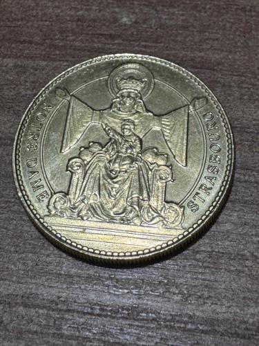 Koleksiyonluk Strasbourg Katedrali & Astronomik Saat Hatıra Madalyonu (34mm / 16g) Fransa’nın sembolik yapılarından Strasbourg Notre-Dame Katedrali adına basılmış, yüksek kondisyonda, resmi turistik hatıra madalyonu / koleksiyon jetonudur. Yaklaşık 15-20 yıllık (2000'li yılların başı) bu özel dönem serisi, koleksiyon değeri yüksek bir hatıra parçasıdır.  Çap: 34 mm  Ağırlık: 16 gram  Altın rengi pirinç/bakır alaşımı  Ön Yüz: 