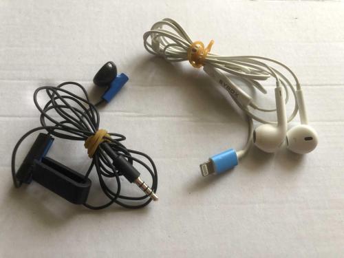 LOT.18 » 2 adet kulaklık biri iPhone için