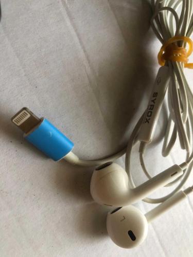 2 adet kulaklık biri iPhone için