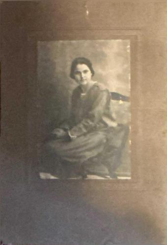 Efemera - KABİN FOTOĞRAFI SANDALYEDE OTURAN KADIN - kitantik - kitaLog