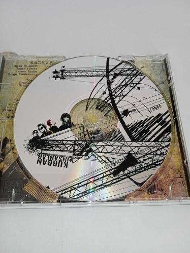 Cd Kurban İnsanlar albümü. Orijinal Pasaj Müzik 2005. Kartonet temiz. Disk 10 üzerinden 9.5 sorunsuz çalışıyor. Koleksiyonluk