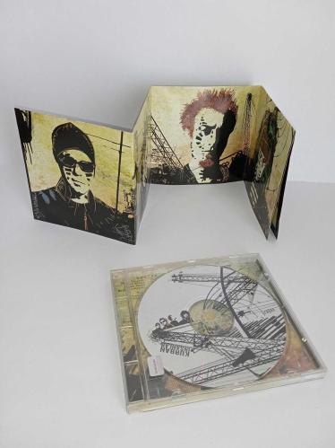 Cd Kurban İnsanlar albümü. Orijinal Pasaj Müzik 2005. Kartonet temiz. Disk 10 üzerinden 9.5 sorunsuz çalışıyor. Koleksiyonluk