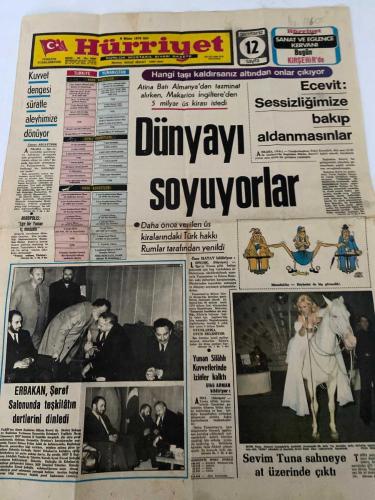 HÜRRİYET GAZETESİ - DOĞUM GÜNÜ HEDİYESİ (TURKISH NEWSPAPPER) - 9 NİSAN 1974 - SADECE DÖRT SAYFADIR -Cüneyt Arcayürek-Ecevit-Makarios-Üner Hatay-Fahri Korutürk-Erbakan-Necmettin Erbakan-Fehim Adak-Şeref Salonu-Sevim Tuna-Erol Büyükburç-Sedat Çumralı-Handan Andaç-Nemide Volkan-Hamdi Emeksiz-Talat Emeksiz-Cemil Emeksiz-Ali Emeksiz-Edip Nuri Ziya Ömer-Yakup Nevzat Hamdi-Veyfa G. Tepekioğlu-Dr. Osman-R. Mehmet-Fehmi Pazarcıklı-Sinan-Mehmet G. Atanlar-Şefak Aykaç-Talay Erker-Gündüz Kılıç-Rıdvan Yelken-Orhan Aldınç-Nevzat-Akay Akçay-Kuvvet dengesi süratle aleyhimize dönüyor-Dünyayı soğuyorlar-Hangi taşı kaldırsanız altından onlar çıkıyor-Atina Batı Almanya’dan tazminat alırken Makarios İngiltere’den 5 milyar üs kirası istedi-Ecevit Sessizliğimize bakıp aldanmasınlar-Daha önce verilen üs kiralarındaki Türk hakkı Rumlar tarafından yenildi-Erbakan Şeref Salonunda teşkilatın dertlerini dinledi-Yunan Silahlı Kuvvetlerinde izinler kalktı-Sevim Tuna sahneye at üzerinde çıktı-TV’de bugün-Radyo’da bug