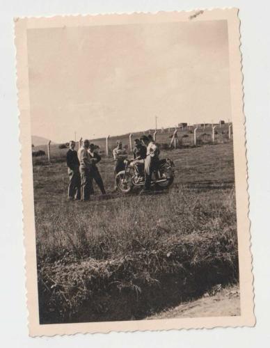 1930 LI YILLAR ALMANYA MOTORSİKLET VE İNSANLAR GÖRSELLİ SİYAH BEYAZ FOTOĞRAF