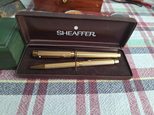 SHEAFFER Targa 14 Ayar Altın Uçlu Dolma Kalem -  Targa 1009 model Sheaffer USA 1979 model Dolma Kalem 14 Ayar Altın Uç Dolma Kalem Ve Tükenmez kalem Dış yüzey Komple Altın Kaplama Sıfır Kutusunda - Kullanılmamış - Koleksiyonluk