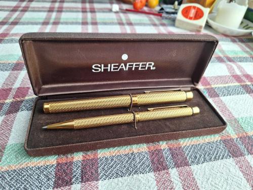 SHEAFFER Targa 14 Ayar Altın Uçlu Dolma Kalem -  Targa 1009 model Sheaffer USA 1979 model Dolma Kalem 14 Ayar Altın Uç Dolma Kalem Ve Tükenmez kalem Dış yüzey Komple Altın Kaplama Sıfır Kutusunda - Kullanılmamış - Koleksiyonluk