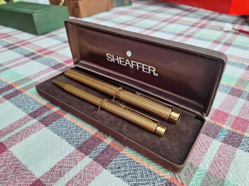 SHEAFFER Targa 14 Ayar Altın Uçlu Dolma Kalem -  Targa 1009 model Sheaffer USA 1979 model Dolma Kalem 14 Ayar Altın Uç Dolma Kalem Ve Tükenmez kalem Dış yüzey Komple Altın Kaplama Sıfır Kutusunda - Kullanılmamış - Koleksiyonluk