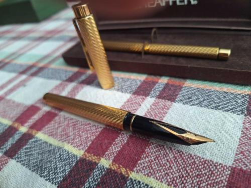 SHEAFFER Targa 14 Ayar Altın Uçlu Dolma Kalem -  Targa 1009 model Sheaffer USA 1979 model Dolma Kalem 14 Ayar Altın Uç Dolma Kalem Ve Tükenmez kalem Dış yüzey Komple Altın Kaplama Sıfır Kutusunda - Kullanılmamış - Koleksiyonluk
