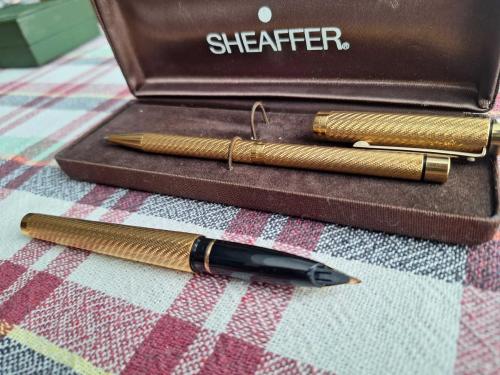 SHEAFFER Targa 14 Ayar Altın Uçlu Dolma Kalem -  Targa 1009 model Sheaffer USA 1979 model Dolma Kalem 14 Ayar Altın Uç Dolma Kalem Ve Tükenmez kalem Dış yüzey Komple Altın Kaplama Sıfır Kutusunda - Kullanılmamış - Koleksiyonluk