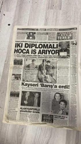 PAS SPOR GAZETESİ - 08 OCAK 2003 - İKİ DİPLOMALI HOCA İŞ ARIYOR - ŞAMPİYON BOKSÖRÜ DOĞANELLİ KURTARDI - GENÇ MİLLİLERİMİZ BELÇİKA'YI GEÇTİ - AMASYASPOR TOPBAŞI YAPTI - RİZESPOR'DA KOMANDO EĞİTİMİ! - YİMPAŞ YOZGAT TRANSFERİ DONDURDU - MALTEPESPOR DA ANTALYA'DA BİLENİYOR - C.DARDANEL YALÇIN'A İMZA ATTIRDI - ERAT MERSİN YOLCUSU - V. MANİSA'DA HAKKI ŞOKU - KAYSERİ 'BARIŞ'A ERDİ! - ALANYASPORLU YÖNETİCİLER İCRALIK - TERİM ÖFKELİ - KARŞIYAKA'DA CAN ÖNURTAL - ESKİŞEHİRSPOR 'BELEK' DEDİ - ÇORLUSPOR BUGÜN DİNLENECEK - AKSARAY'DA İNCE HESAPLAR - ORDU'DA, BODUR BAŞKANLIĞA TALİP - AĞRISPOR KAMPA UMUTLU GİTTİ - ACI FREN - VE BESCHASTNYKH GELİR - BALİÇ - BOLİÇ - SÜLEYMAN ARNAUTOVİC - ELVİR BALİC - OKTAY - YALÇIN - ALİ KALENDER - B.ÖZGÜZELDERE - HAKKI - BARIŞ - SEDAT - HASAN HACIİNCE - BOZTAR NAM - ALİ SASA - CENGİZ AYDOĞAN - EVREN - KEMAL - DOĞAN BUGÜN - COŞKUN DEMİRBAKAN - BODUR - KİNYAR - BESCHASTNYKH - JOHNSON - REVİVO - STEVİC - RAPAİC - WASHINGTON - ORTEGA - PASCAL - HOOIJDONK - TAFFAREL