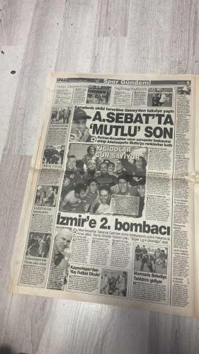PAS SPOR GAZETESİ - 23 OCAK 2003 - SARAN MASADA - RESTİ ÇEKTİ - TOTTENHAMLI YÖNETİCİLER İŞİ YOKUŞA SÜRÜNCE GÖRÜŞMELER UZADI - SADETTİN SARAN REBROV'U ALIP HAVAALANINA GİDERKEN PÜRÜZLERİ MENACER HALLEDECEKTİ - ANCAK YİNE SORUN ÇIKINCA BU İŞ BİTTİ BEN İSTANBUL'A DÖNÜYORUM DİYEREK RESTİ ÇEKTİ - ZORAKİ BARIŞ - ORTEGA İLE KENDİSİNE KARŞI GRUP OLUŞTURANLAR KERHEN BİR ARAYA GELDİ - GAZETENİZ PAS'IN WERNER LORANT DÖNEMİNDEN BUYANA SÜREKLİ GÜNDEME GETİRDİĞİ TAKIM İÇİNDEKİ HUZURSUZLUK OĞUZ ÇETİN'İN ARAYA GİRMESİYLE ŞİMDİLİK DURDURULDU - SADETTİN SARAN - REBROV - WERNER LORANT - OĞUZ ÇETİN - SERHAT - DİMİTRE - GEORGE - FINIDI - HAIM REVIVO - ALİ GÜNEŞ - HAKAN - VOLKAN - TUNCAY - YUSUF - MİRKOVİÇ - MUSTAFA - ALİ AKDENİZ - ARİF - LUKUNKU - BERKANT - HASAN - OKAN YALMAZ - ÖYKÜ TOPAL - ORHAN YALMAZ - YUSUF HAYALOĞLU - HENRY - AZİZ - ARDOĞAN - FATİH TERİM - XAVIER - LALATOVİÇ - AHMET DEMET - SİNAN - MALDARAŞANU - MUTLU - MEHMET - ÖZCAN - MAHMUD - HAKAN - YILDIRIM URAN - ÇETİN - CANAN - PAZARSPOR