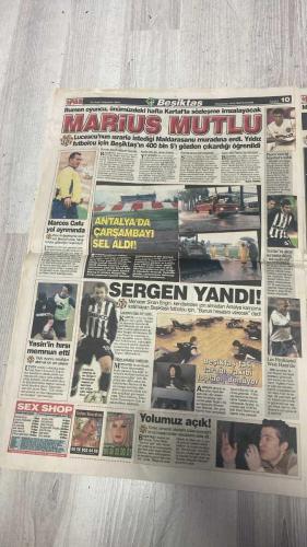 PAS SPOR GAZETESİ - 23 OCAK 2003 - SARAN MASADA - RESTİ ÇEKTİ - TOTTENHAMLI YÖNETİCİLER İŞİ YOKUŞA SÜRÜNCE GÖRÜŞMELER UZADI - SADETTİN SARAN REBROV'U ALIP HAVAALANINA GİDERKEN PÜRÜZLERİ MENACER HALLEDECEKTİ - ANCAK YİNE SORUN ÇIKINCA BU İŞ BİTTİ BEN İSTANBUL'A DÖNÜYORUM DİYEREK RESTİ ÇEKTİ - ZORAKİ BARIŞ - ORTEGA İLE KENDİSİNE KARŞI GRUP OLUŞTURANLAR KERHEN BİR ARAYA GELDİ - GAZETENİZ PAS'IN WERNER LORANT DÖNEMİNDEN BUYANA SÜREKLİ GÜNDEME GETİRDİĞİ TAKIM İÇİNDEKİ HUZURSUZLUK OĞUZ ÇETİN'İN ARAYA GİRMESİYLE ŞİMDİLİK DURDURULDU - SADETTİN SARAN - REBROV - WERNER LORANT - OĞUZ ÇETİN - SERHAT - DİMİTRE - GEORGE - FINIDI - HAIM REVIVO - ALİ GÜNEŞ - HAKAN - VOLKAN - TUNCAY - YUSUF - MİRKOVİÇ - MUSTAFA - ALİ AKDENİZ - ARİF - LUKUNKU - BERKANT - HASAN - OKAN YALMAZ - ÖYKÜ TOPAL - ORHAN YALMAZ - YUSUF HAYALOĞLU - HENRY - AZİZ - ARDOĞAN - FATİH TERİM - XAVIER - LALATOVİÇ - AHMET DEMET - SİNAN - MALDARAŞANU - MUTLU - MEHMET - ÖZCAN - MAHMUD - HAKAN - YILDIRIM URAN - ÇETİN - CANAN - PAZARSPOR