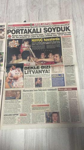 PAS SPOR GAZETESİ - 23 OCAK 2003 - SARAN MASADA - RESTİ ÇEKTİ - TOTTENHAMLI YÖNETİCİLER İŞİ YOKUŞA SÜRÜNCE GÖRÜŞMELER UZADI - SADETTİN SARAN REBROV'U ALIP HAVAALANINA GİDERKEN PÜRÜZLERİ MENACER HALLEDECEKTİ - ANCAK YİNE SORUN ÇIKINCA BU İŞ BİTTİ BEN İSTANBUL'A DÖNÜYORUM DİYEREK RESTİ ÇEKTİ - ZORAKİ BARIŞ - ORTEGA İLE KENDİSİNE KARŞI GRUP OLUŞTURANLAR KERHEN BİR ARAYA GELDİ - GAZETENİZ PAS'IN WERNER LORANT DÖNEMİNDEN BUYANA SÜREKLİ GÜNDEME GETİRDİĞİ TAKIM İÇİNDEKİ HUZURSUZLUK OĞUZ ÇETİN'İN ARAYA GİRMESİYLE ŞİMDİLİK DURDURULDU - SADETTİN SARAN - REBROV - WERNER LORANT - OĞUZ ÇETİN - SERHAT - DİMİTRE - GEORGE - FINIDI - HAIM REVIVO - ALİ GÜNEŞ - HAKAN - VOLKAN - TUNCAY - YUSUF - MİRKOVİÇ - MUSTAFA - ALİ AKDENİZ - ARİF - LUKUNKU - BERKANT - HASAN - OKAN YALMAZ - ÖYKÜ TOPAL - ORHAN YALMAZ - YUSUF HAYALOĞLU - HENRY - AZİZ - ARDOĞAN - FATİH TERİM - XAVIER - LALATOVİÇ - AHMET DEMET - SİNAN - MALDARAŞANU - MUTLU - MEHMET - ÖZCAN - MAHMUD - HAKAN - YILDIRIM URAN - ÇETİN - CANAN - PAZARSPOR