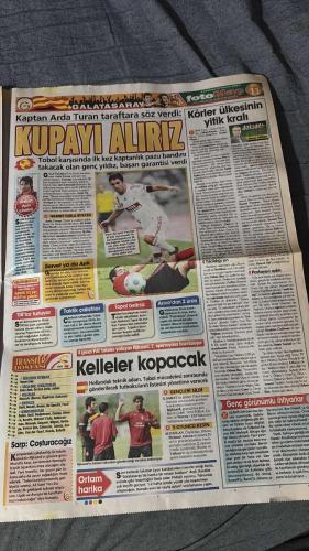 PAS FOTOMAÇ -TURKISH NEWSPAPER - DOĞUM GÜNÜ HEDİYESİ  - TAM TAKIM EKSİKSİZ GAZETE  22 TEMMUZ - 2009 - SOL DİREKSİYON SİMİDİ - FENERBAHÇE DOS SANTOS VE CRISTIAN TRANSFERLERİ İLE YİNE AVRUPA'YI SARSTI TARAFTARINI COŞTURDU - TRANSFERE DEVAM - DÖRT YILLIK SÖZLEŞME - UEFA MANŞETTEN VERDİ - FENER'İN ANADİLİ PORTEKİZCE OLDU - BONSERVISLERİ ÜÇ PARÇA - DEVLERİN ELİNDEN ALDIK - KARŞILAMA ŞOVU - EDU İKİSİ DE MÜTHİŞ İSİMLER - ASLAN HONDA - VEDAT AĞABEYİ KALBİMİZE GÖMDÜK - VASSELL İMZAYI ATIYOR - KARTAL KRALINI KAPIYOR - FENER ADAMI ŞUT DELİSİ YAPAR MI - CRISTIAN TEK ÖN LİBERO OYNATILABİLİR - GELELİM BAŞLIĞIMIZA - TATSIZ FİNAL - FENERBAHÇE KAMPI HOFFENHEIM YENİLGİSİ İLE BİTİRDİ - TOPUZ VE GÜİZA SAHNEDE JON COTTERILL - BRUNO FURTADO - DOS SANTOS - CRISTIAN OLIVEIRA BARONI - EDU - BİLİCA - DEIVID - VEDERSON - ROBERTO CARLOS - HONDA - RIJKAARD - LINCOLN - VEDAT OKYAR - VASSELL - DARIO ZAHORA - BOBO - GÜRKAN KUBİLAY - ALEX - DAUM - SEMİH ŞENTÜRK - DANIEL GÜIZA - TUNCAY ŞANLI - SOUTHGATE - TIBOR SISA -