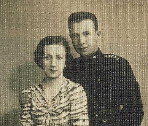 FOTO AKIN - 18 BİRİNCİTEŞRİN 1938 / ÜÇ YILDIZ SUBAY VE EŞİNİN STÜDYO ÇEKİMİ FOTOĞRAFI...