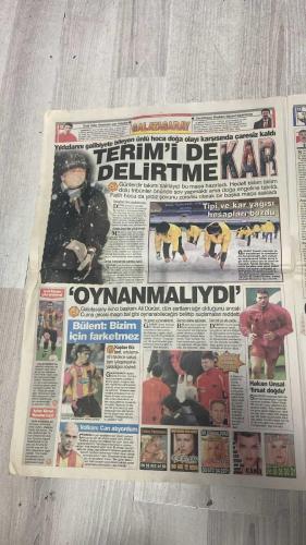 PAS SPOR GAZETESİ - 09 ŞUBAT 2003 - TEKİM'İ DE DELİRTME KAR - SAKATLAR BİLE UNUTULMUŞTU - TİPİ VE KAR YAĞIŞI HESAPLARI BOZDU - ÜMİT KARAN: OYNANMALIYDI - HAKAN ÜNSAL 'FIRSAT DOĞDU' - BÜLENT: BİZİM İÇİN FARKETMEZ - İLK GECE OYNANABİLDİ ZEMİN DAHA AĞIRLAŞTI DENİZLİ'YE DE YAZIK - VOLKAN: CAN ATIYORDUM - AYHAN AKMAN: HAVAMIZ KAÇTI - KAZANMAK GEREK - ORTEGA YIKILDI - BÖYLE SEVGİ GÖRÜLMEDİ - ABDULLAH DÖRTKÖŞE - YENİ BİR SAYFA AÇTIM - VOLKAN'A MİLLİ TESELLİ - ORTEGA ÇÖKTÜ - KARTAL'A ALKIŞ - REZALET - KORKAK LUCE - TERTEMİZ - BAYSAL - SUAT USTA - FATİH TERİM - ÜMİT KARAN - ALİ DÜRÜST - BÜLENT - VOLKAN ARSLAN - AYHAN AKMAN - HAKAN ÜNSAL - CEM DALMAZ - ORTEGA - KEMAL - DANEZZA - ABDULLAH - VOLKAN GLATT - OĞUZ - ALİ GÜNEŞ - REBROV - İLHAN MANSIZ - AHMET DURSUN - SERGEN YALÇIN - GİUNTİ - CORDOBA - HÜSEYİN - MUSTAFA ÇULCU - VLADIMIR - SERHAT - ERHAN ALBAYRAK - MIRKOVIC - OGÜN - TUNCAY ŞANLI - LUCESCU - ABEL XAVIER - ALİ LUKUNKU - METİN TOKAT - HAMİT KAPLAN - OKAN BURUK - ALİ ULUYOL - ZİYA DOĞAN