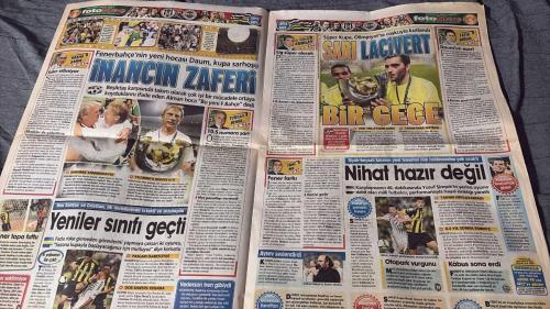 PAS FOTOMAÇ -TURKISH NEWSPAPER - DOĞUM GÜNÜ HEDİYESİ  - TAM TAKIM EKSİKSİZ GAZETE  3 AĞUSTOS - 2009 - SÜPER FENER - KANARYA, SÜPER KUPA'DA KARTAL'I YİNE AVLADI - ALEX'İN GOLLERİYLE FORTİS TÜRKİYE KUPASI'NIN DA İNTİKAMINI ALMIŞ OLDU... - SAVAŞAN KANARYA - SÜPER KUPA FENERBAHÇE'NİN - KAPTANLIĞI BİLE TARTIŞILAN ALEX İKİ GOLLE MEST ETTİ - AYAĞA KALKIN - SAMBACI YÜKSEK TEMPOLU MAÇIN SON DAKİKASINDA UÇARAK ATTIĞI GOLLE, 
